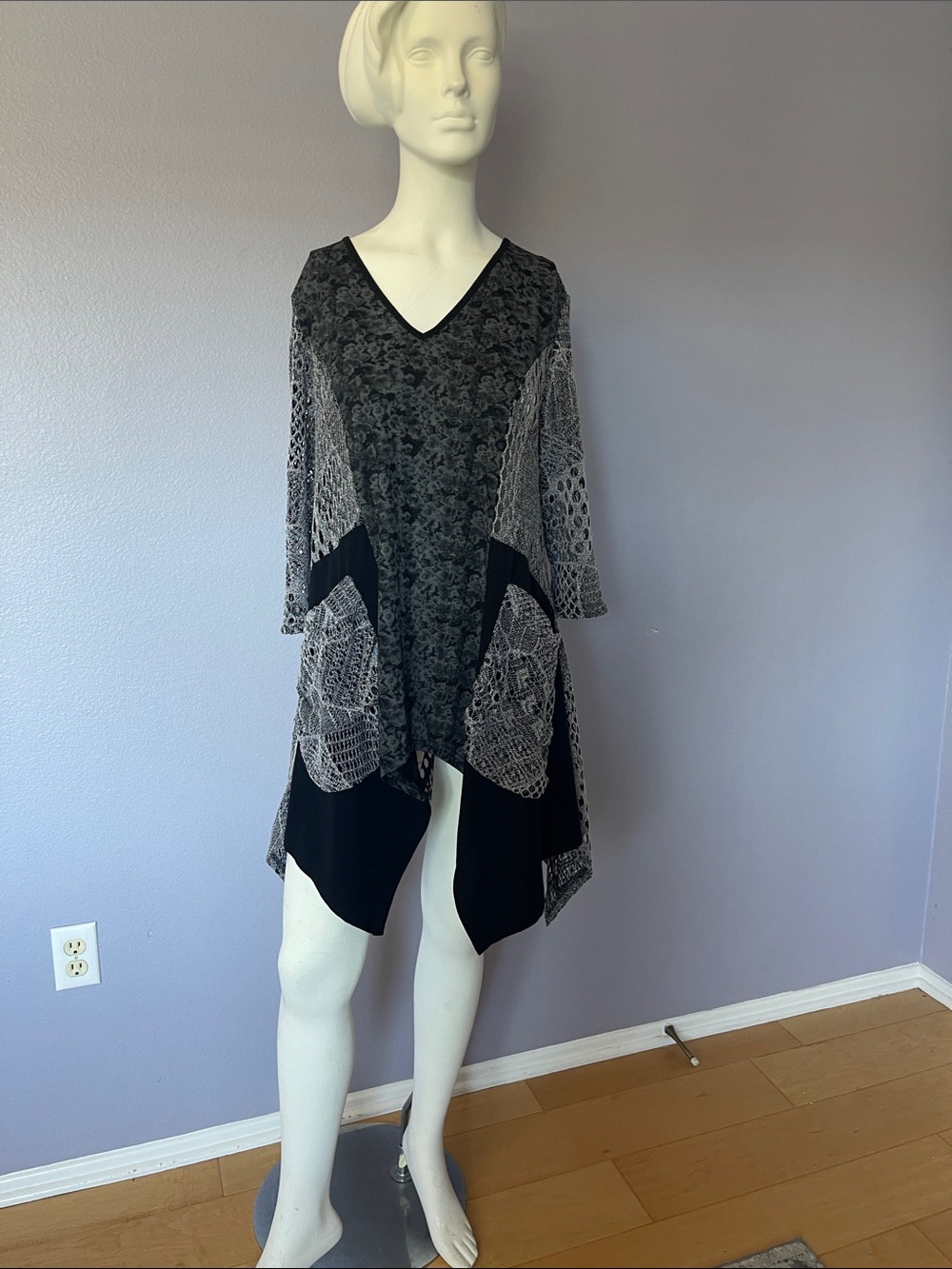 Black & Gray V-Neck Lace Pattern Asymmetric Tunic